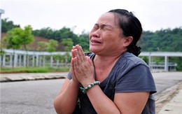 Người nhà nạn nhân đau đớn khóc người thân vụ xe khách lao xuống vực Sapa