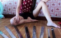 Lạnh gáy bức ảnh cô gái sở hữu kho dao kiếm