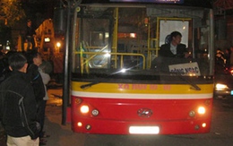 Hà Nội: Xe buýt sụt hố tử thần, hành khách hoảng loạn