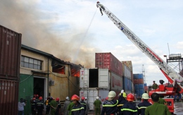TP HCM: Cháy lớn đe dọa hàng nghìn container KCX Linh Trung