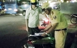 Tây ba lô làm khó cảnh sát giao thông