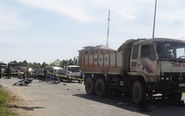 Dừng đèn đỏ bị xe ben cán chết