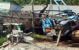 Cần cẩu sập, 3 nhà dân bị đè bẹp