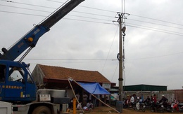Cần cẩu vướng đường điện cao thế một người chết thảm