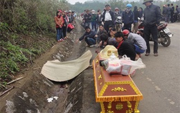 Xác người với vết chém trên đầu nằm ở vệ đường