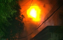 Hà Nội: Cột điện bốc cháy dữ dội trong đêm