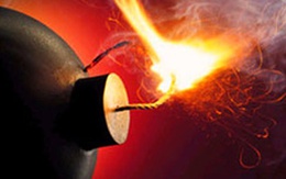 Bom nổ, hai trẻ bị thương