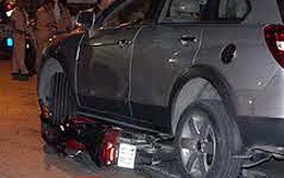 Lái ô tô tông đến chết hàng xóm