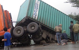 Đi xem tai nạn lại bị container cán, 5 người tử vong