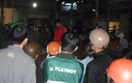 Nam thanh niên mặc áo đỏ treo cổ giữa chợ