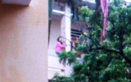 Bị cấm yêu 9X lên lan can trụ sở UBND huyện đòi tự sát