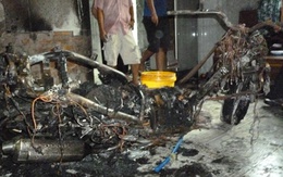 Xe máy phát hỏa, cháy luôn cả nhà