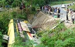 Xe khách chất lượng cao chở hơn 20 người lao xuống khe núi