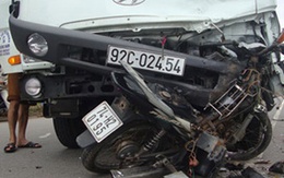 Xe tải tông nát vụn xe máy