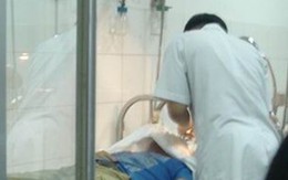 Một phụ nữ bị cảnh sát khu vực đánh dập sống mũi