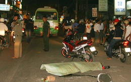 Chết dưới gầm xe buýt