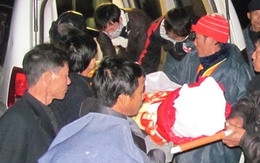 Xóm chài phủ trắng khăn tang