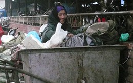 Cụ bà 84 tuổi bới rác khai xuân