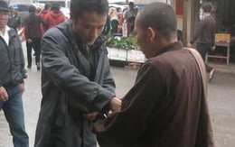 Sư giả hốt bạc ở lễ hội đầu năm đền Bà Chúa Kho