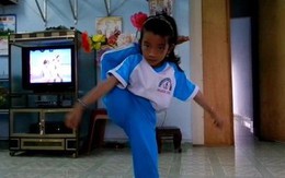 Cô bé trường làng dẻo như diễn viên xiếc