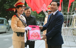 Bộ trưởng Thăng đến động viên các 'bóng hồng' CSGT