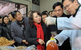 Hai bộ trưởng đột xuất thị sát hàng thực phẩm Tết
