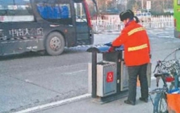 Nữ triệu phú ngày ngày quét rác để dạy con