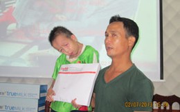 Trào nước mắt hình ảnh bé Trần Văn Lộc nhận quà ủng hộ của bạn đọc