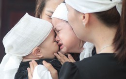 Truy điệu Thượng úy Nguyễn Văn Tuấn: Lặng người trước cảnh 2 con thơ khóc bố