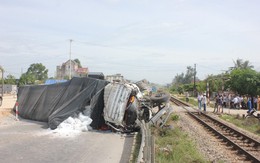 Tài xế bất cẩn, xe tải bị tàu hoả tông