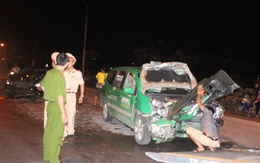 Vinh:  Mercedes đâm đối đầu xe taxi