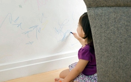Cách tẩy vết bút màu trên tường 