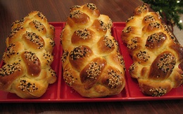 Học làm bánh mì challah phủ vừng thơm lừng hấp dẫn