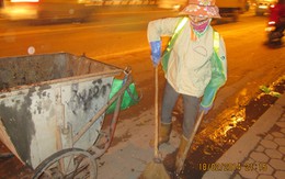 Lao công trầm mình dọn rác trong giá lạnh dưới 10 độ C
