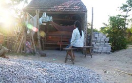 Xót xa nhìn con gái 16 tuổi phát điên sau đêm bị người yêu bày kế “dâng” cho đám “quỷ râu xanh”