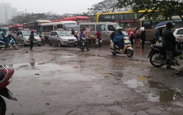 Hành khách chen chúc, chịu vé đắt về quê trước ngày lễ 30/4 -1/5