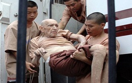 Cụ ông 93 tuổi bị khênh tới tòa để xử vụ cưỡng hiếp bốn chị em gái