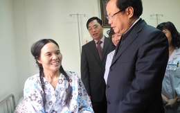 Bí thư Thành ủy Hà Nội Phạm Quang Nghị tới thăm bệnh nhân ca ghép thận đầu tiên tại Hà Nội