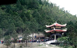 Nắng to, dòng người đông nghịt xếp hàng viếng mộ Đại tướng Võ Nguyên Giáp