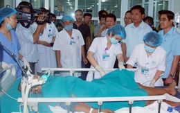 "Chi viện" bác sĩ  cấp cứu, điều trị nạn nhân vụ tai nạn giao thông tại Lào Cai