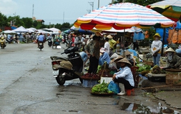 Móng Cái "bó tay" với chợ nhếch nhác bên cửa khẩu