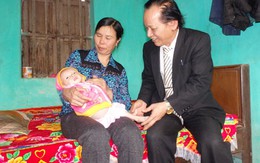 Xót xa hình ảnh bụng ngày càng phình to của bé Nguyễn Thị Dung