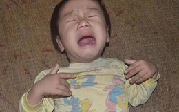 Chảy nước mắt bé 2 tuổi mù lòa ngằn ngặt khóc trên manh chiếu rách