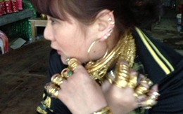 Cư dân mạng “điên đảo” trước hình ảnh cô gái đeo hàng chục cây vàng