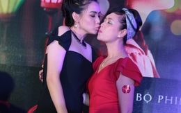 NSƯT Chiều Xuân và Trang Nhung bất ngờ hôn nhau trong tiệc ra mắt phim