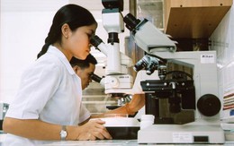 Trao học bổng “Vì sự phát triển của phụ nữ trong khoa học 2013”