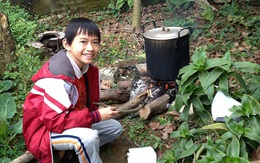 Đưa con về ngoại gói bánh chưng
