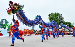 Lê thê ăn chơi sau Tết: Có nên dẹp bớt lễ hội?