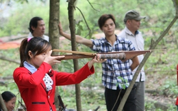 Người đẹp đất Tổ trổ tài bắn nỏ