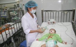 Cảm động những thầy thuốc suốt đêm bóp bóng giúp các bé mắc bệnh sởi duy trì sự sống